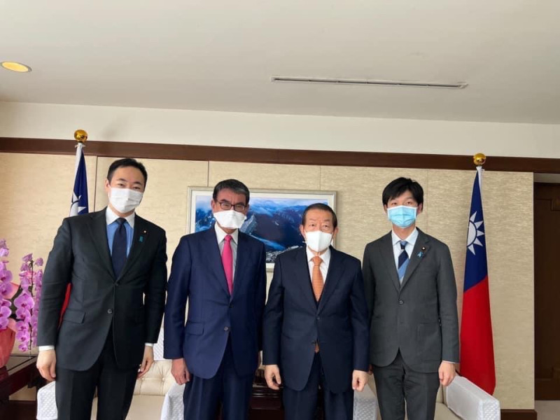 日本自民黨宣傳部部長河野太郎（左二），駐日代表謝長廷（右二）。   圖：擷取自謝長廷臉書