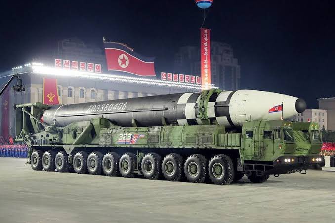2020年10月北韓建黨閱兵式，「火星-17」新型洲際彈道飛彈亮相。   圖：翻攝うねこやんい⍟우네고양이推特