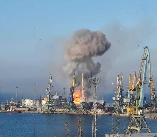 烏克蘭情報部隊指出，烏克蘭軍隊對4艘俄軍登陸艦發動攻擊，其中兩艘被擊毀。   圖：翻攝推特