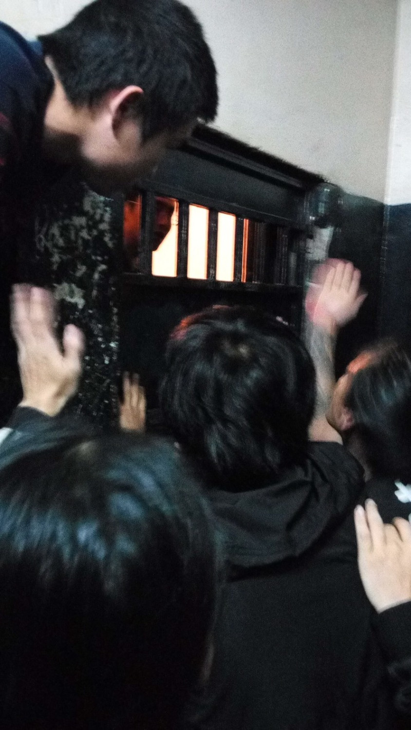 22名在肯亞的台灣嫌疑犯12日上午前集結門口抵抗肯亞警方攻堅。   圖：吳秉叡辦公室提供
