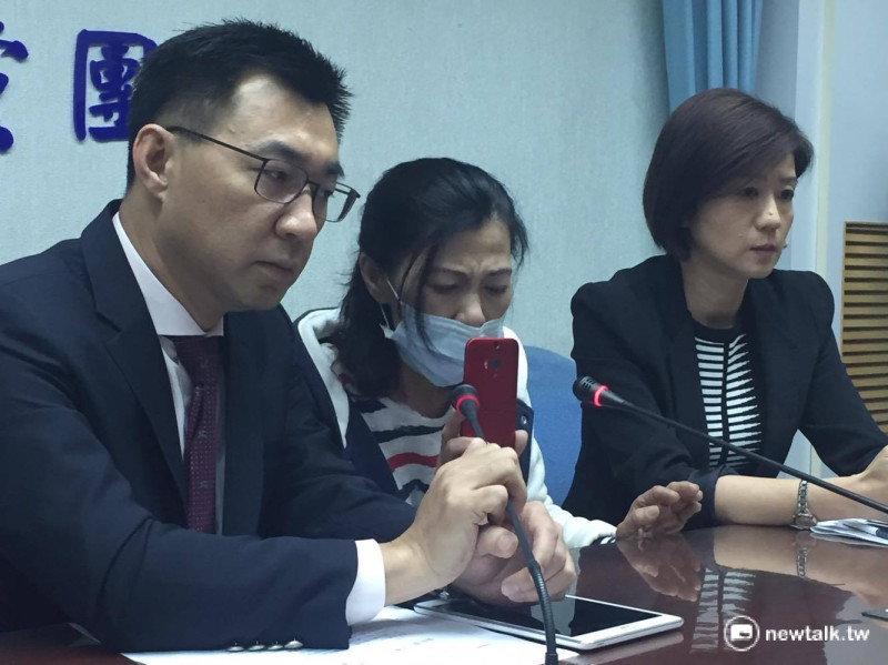 「肯亞遣送爭議」國民黨團召開記者會，請到至今兒子仍拘留在肯亞當地居留所的劉媽媽到現場與兒子通話連線，不過，電話中與兒子一同被關押的女性在電話中表示，「他們要強行將我們帶到機場了。」   圖：鄭佑漢/攝