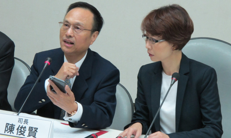 外交部亞非司司長陳俊賢（左）12日出示手機簡訊內容告知在肯亞的台灣人最新狀況。   圖：林朝億/攝