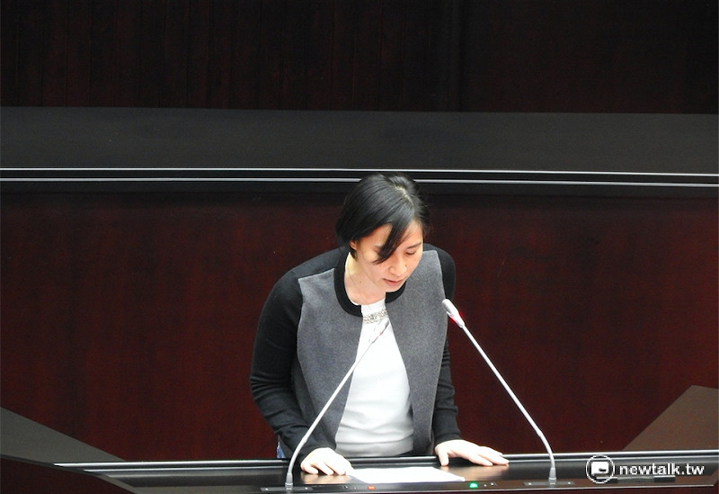 時代力量立委高潞．以用12日代表時代力量黨團，針對「肯亞遣送爭議」在立院提出臨時提案，卻遭到國民黨團擋下。   圖：鄭佑漢/攝
