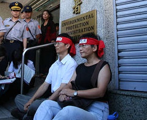 環保副署長詹順貴(左)擔任前環評委員時，於2007年7月19日頭綁紅布條在環保署前靜坐抗議「環評已死」。   圖：環境資訊協會提供