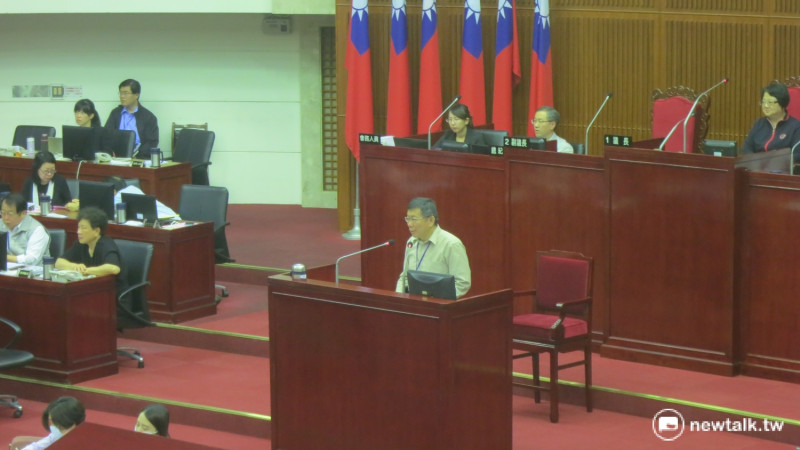 針對大巨蛋案，台北市長柯文哲接受議會質詢時，說詞反覆，才稱要解約，隨後又說只是選項之一。   圖：呂佳峻/攝