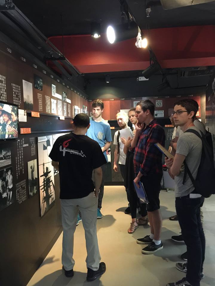 香港六四紀念館吸引不少學生團體前來參觀，圖為德國學生。   圖：翻攝六四紀念館臉書