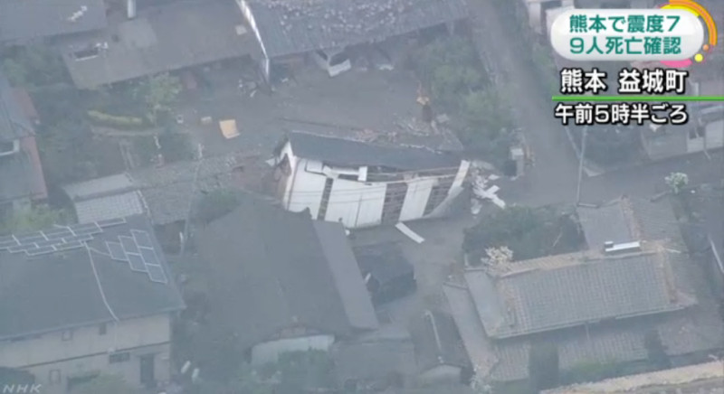 日本九州熊本縣強震過後，滿目瘡痍，餘震不斷，甚至一度達芮氏規模7。   圖：翻攝NHK
