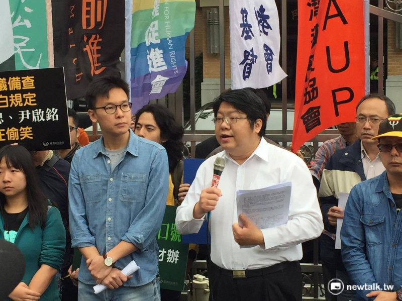 民進黨團提出的《兩岸訂定協議監督條例》草案15日在立院付委審查，島國前進發起人林飛帆與經濟民主連合召集人賴中強，一早就赴立院門口抗議要求撤回政院提出的「江宜樺版本」的草案。   圖：鄭佑漢/攝