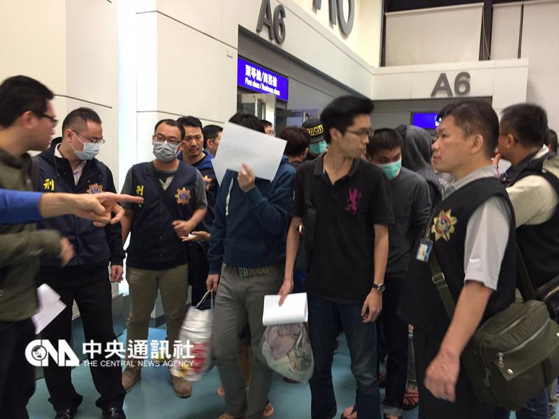 在馬來西亞涉詐騙52名台灣嫌犯中的20人，15日晚間搭機抵台。    圖：中央社