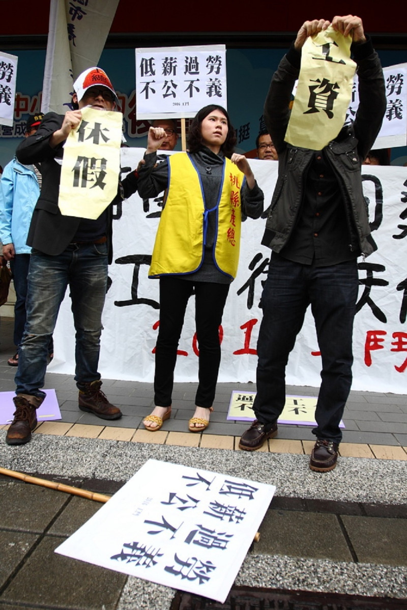 勞工團體18日上午赴工總前召開記者會，抗議台灣勞工薪資過低工時太長，嚴重剝奪勞工權益。   圖：翻攝自張榮隆臉書