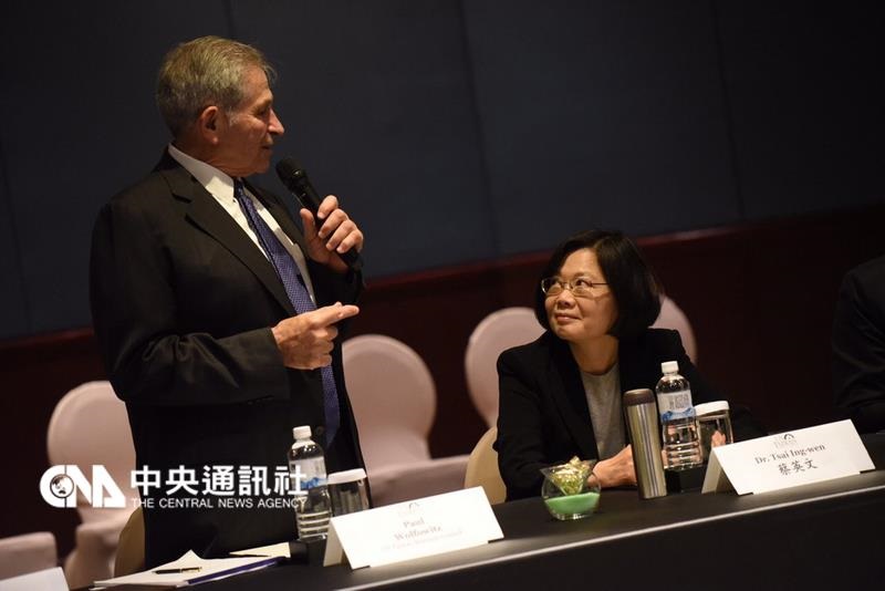 總統當選人蔡英文（右）18日參加美台商業協會（U.S.-Taiwan Business Council）圓桌論壇開幕式。    圖：中央社/民進黨提供