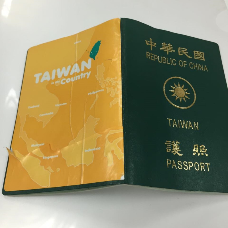 一名蘇姓舞者因為護照貼上「台灣是我的國家」貼紙後遭澳門海關遣返。   圖：何欣純提供