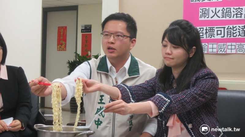 台北市議員高嘉瑜、王威中指出，火鍋店業者所提供的美耐皿餐具，遇高溫恐釋出三聚氫胺，對民眾健康造成疑慮。   圖：呂佳峻/攝