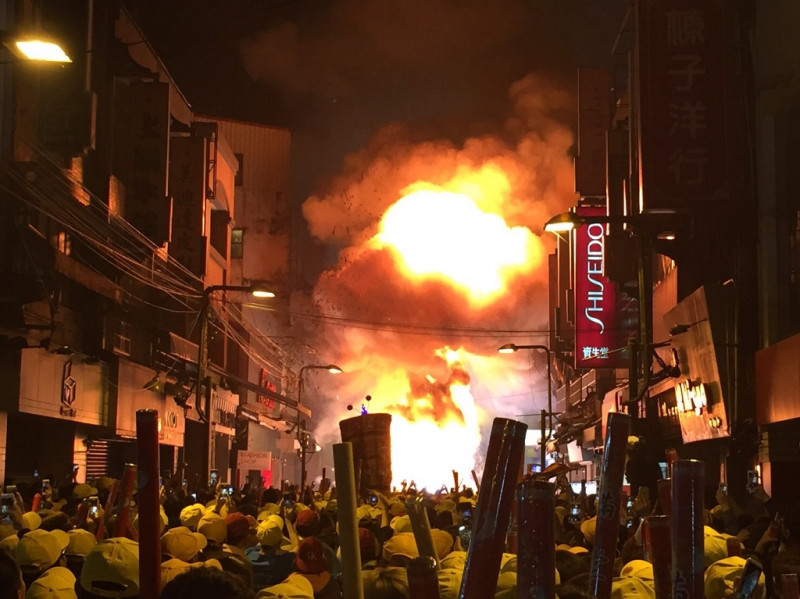 大批信眾在主要街道燃放煙火迎接媽祖神轎到來，瞬間產生的細懸浮微粒PM2.5無法立即消散，導致「街谷效應」影響民眾健康。   圖：環保署提供