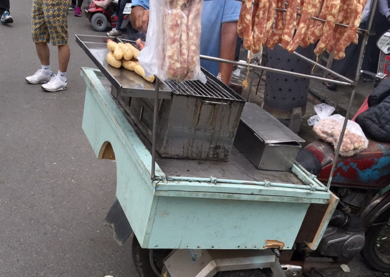 環保署首次監測發現，大甲媽祖遶境期間路邊的烤香腸攤販產生PM2.5數值高達358微克，超過「紫爆」危險等級近5倍。   圖：環保署提供