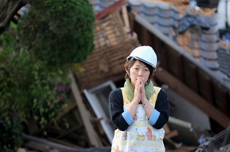 日本熊本連續發生強震後，許多人無家可歸，逾11萬人被安置在臨時避難所，占全縣人數6％以上。   圖：達志影像/路透社
