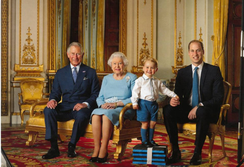 為慶祝英國女王伊麗莎白二世誕辰90週年，白金漢宮公佈一張為紀念郵票拍攝的王室祖孫四代的合照。   圖：翻攝The British Monarchy臉書