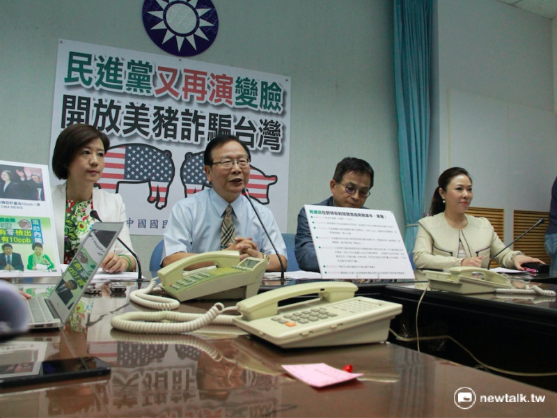 國民黨團22日召開記者會表示，對於準農委會主委曹啟鴻受訪所說的「台灣哪有能耐不進口美豬？」一事，藍委齊聲痛批民進黨「換了位置就換了腦袋」。   圖：鄭佑漢/攝