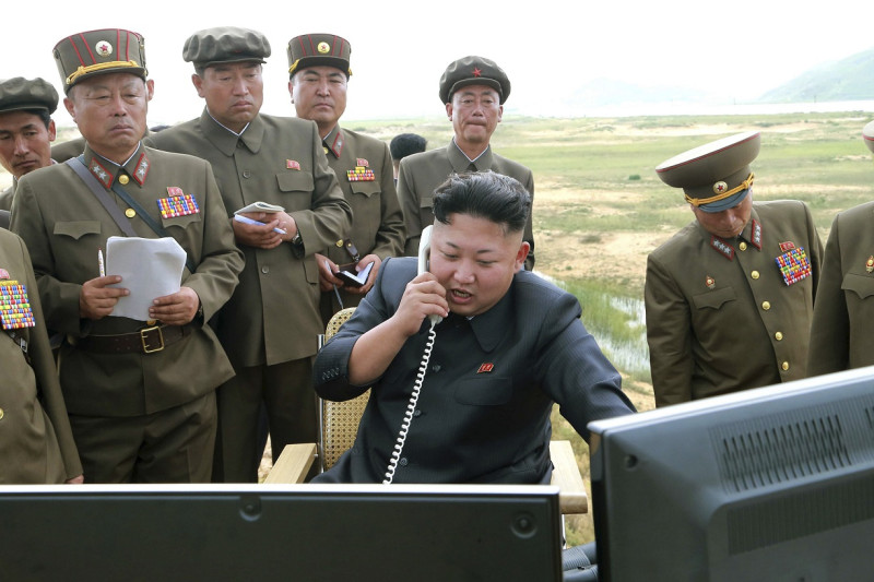 韓國外交部一位高階官員25日透露，韓國和美國已就朝鮮可能進行第5次核子試爆做好制裁的準備。圖為金正恩視察軍方的資料照。   圖：達志影像/路透社資料照片