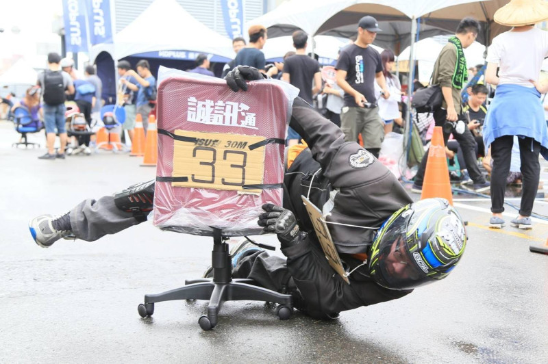 在日本風行7年的辦公椅競速拉力比賽，24日首度來台，正式在台南市海安街封街登場。   圖：翻攝自賴清德臉書