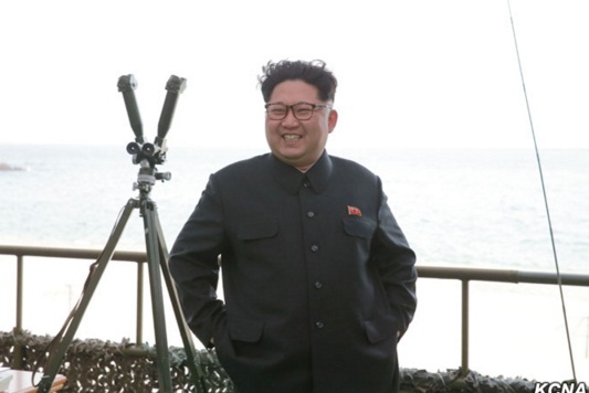 朝鮮《中央通訊社》24日報導，朝鮮領導人金正恩觀摩潛射彈道導彈（SLBM）發射現場時表示，試射取得巨大成功。   圖：翻攝自朝鮮《中央通訊社》