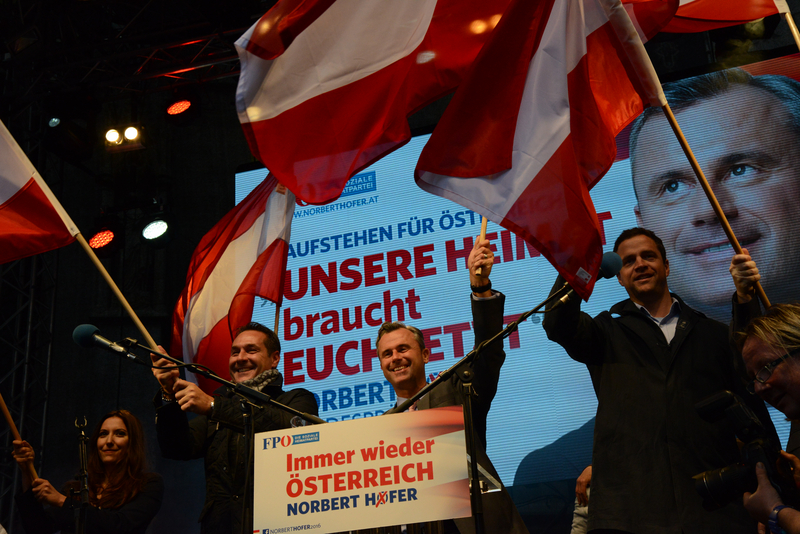 極右翼反移民政黨自由黨在奧地利大選中大勝，候選人霍弗（中）將進入第2輪選舉決勝負。   圖：翻攝奧地利自由黨臉書