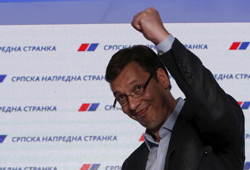 塞爾維亞總理武契奇（Aleksandar Vučić）在得知大選結果後，高興的上台發表勝選感言。   圖：達志影像/路透社
