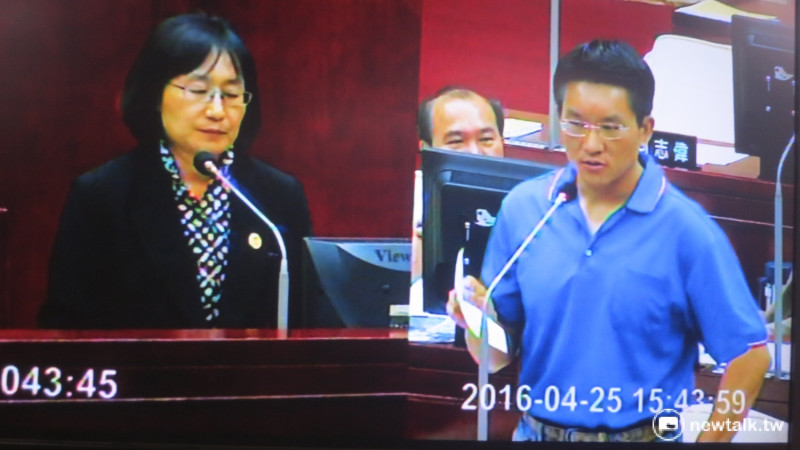針對公車票價調整一事，台北市議員童仲彥要求交通局長鍾慧諭道歉。   圖：呂佳峻/攝