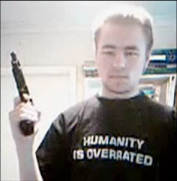 當年18歲的奧維寧在校園槍擊事件發生之前，在youtube上po出一段影片，影片中他穿著「人性被高估了」的T恤。   圖：翻攝自維基百科