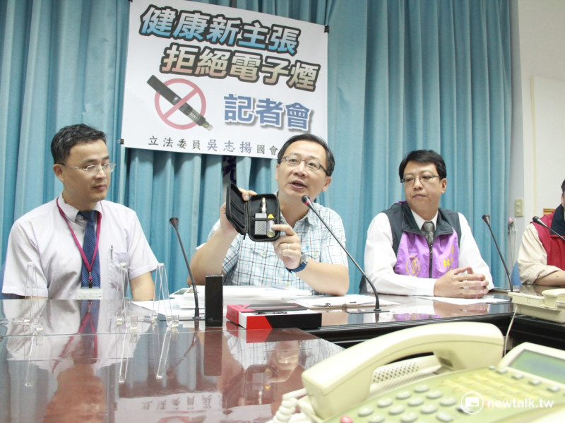 國民黨立委吳志揚26日在立院召開記者會，針對台灣電子菸氾濫問題，吳志揚擬提案修法，將電子菸納入《菸害防制法》規範。   圖：鄭佑漢/攝