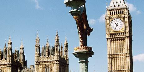 坐落在泰晤士河畔的大笨鐘，1858年4月10日建成，高約97.5公尺，是世界第3高鐘樓，更是倫敦的地標之一。   圖：翻攝英國國會官網