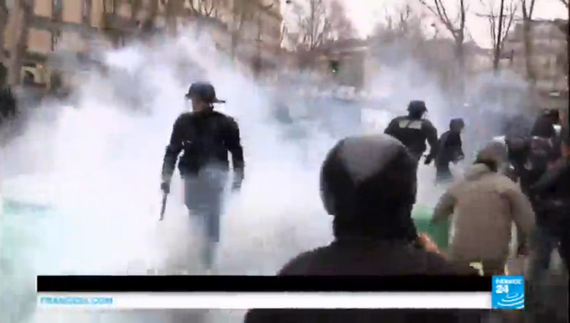 法國28日反勞動法的遊行抗議出現流血衝突，警方以催淚瓦斯反擊，情勢緊張。   圖：翻攝france24