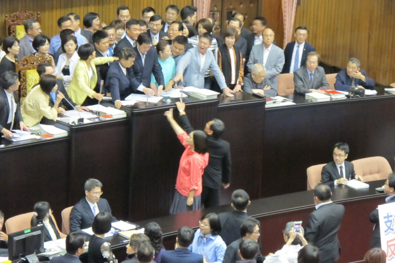 新國會開議以來，國民黨立委首度以佔領主席台方式杯葛議事進行。   圖：林朝億/攝