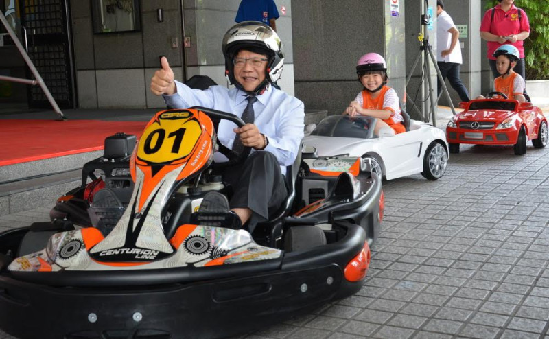屏東縣政府29日舉辦「黑鮪魚文化觀光季」記者會，潘孟安帶著2位小朋友開著卡丁車、搖控汽車進場。   圖：屏東縣政府提供