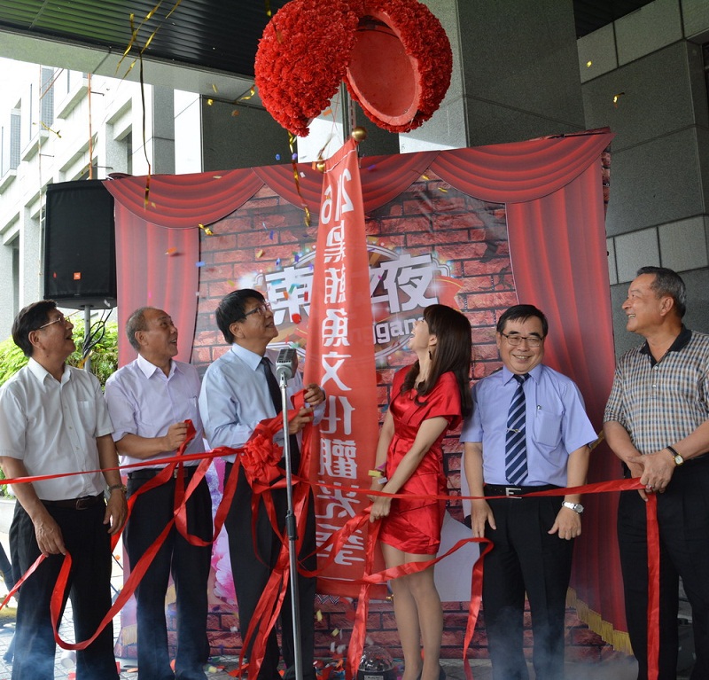 潘孟安與現場來賓共同拉啟紅綵球，象徵揭開黑鮪魚季序幕。   圖：屏東縣政府提供