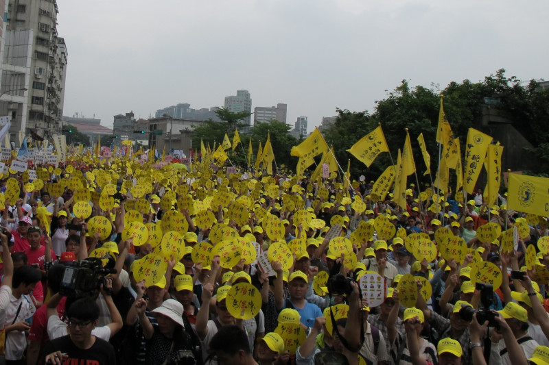 上萬名勞工1日舉辦五一「爭勞權、要保障」勞工大遊行。   圖：林朝億/攝