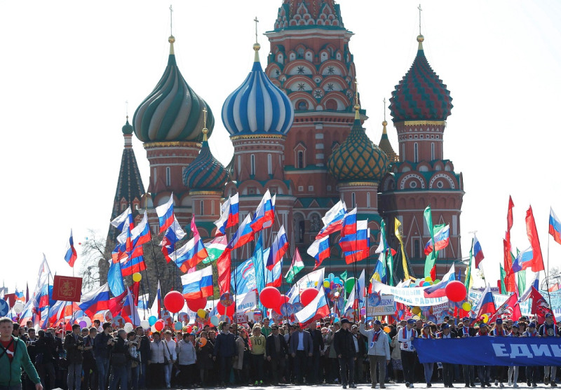 俄羅斯首都莫斯科中心的紅場上，約有10萬名勞工手持俄羅斯國旗和各色繽紛的氣球參加5/1遊行。   圖：達志影像/路透社。