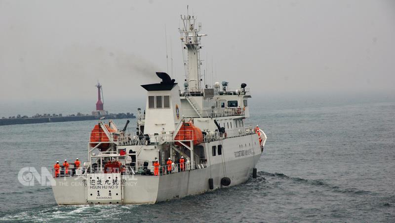 台灣政府為展現護漁決心，1日派出「巡護9號」等配有武器的巡邏船前往沖之鳥礁護漁，為期1個月。   圖：中央社資料照片