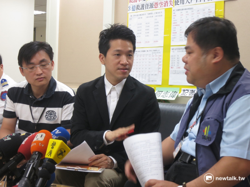 台北市議員何志偉（圖中）會同消防局、衛生局召開記者會。   圖：呂佳峻/攝