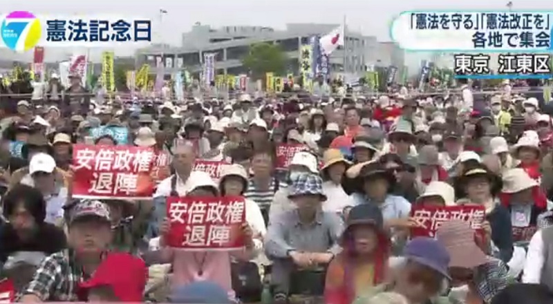 5月3日是日本《憲法》實施69周年的「憲法紀念日」，約5萬名護憲派民眾在東京都江東區舉行集會，希望維持放棄戰爭的憲法第九條，反對安倍政權修憲。   圖：翻攝NHK