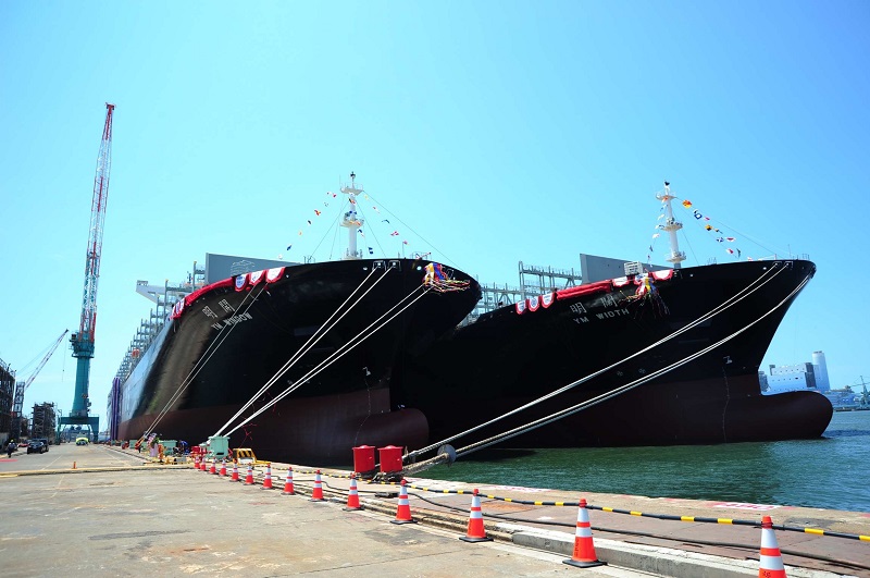台船公司承造台灣造船史上最大貨櫃輪「開明輪」、「闊明輪」，單船共可裝載14198個20呎標準貨櫃，並具有低耗油量、低震動等優異性能。   圖：高雄市政府提供