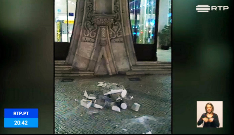 葡萄牙首都里斯本Rossio火車站門前的塞巴斯蒂安一世國王雕像，摔成碎片。   圖：翻攝RTP