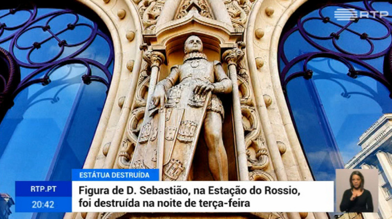 塞巴斯蒂安一世國王雕像是葡萄牙文化遺產，位於里斯本Rossio火車站入口處、2座半圓形拱門之間。   圖：翻攝RTP