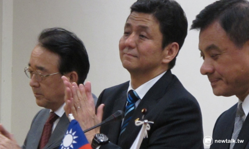 日本首相安倍晉三胞弟岸信夫眾議員（左二）6日出席台灣立法院台日交流聯誼會成立大會。   圖：林朝億/攝