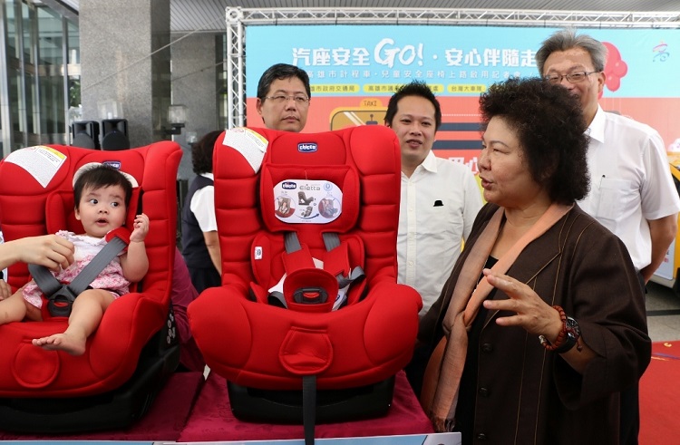 兒童安全座椅提供給新生兒至18公斤嬰幼兒乘坐，讓小小乘客搭乘計程車的安全更加有保障。   圖：高雄市政府提供