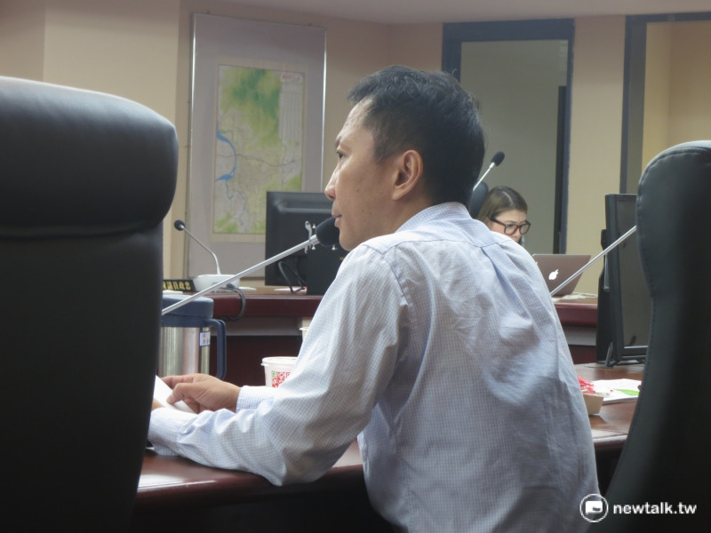 台北市議員李慶鋒質疑，二殯整建是為一殯遷移之用。   圖：呂佳峻/攝