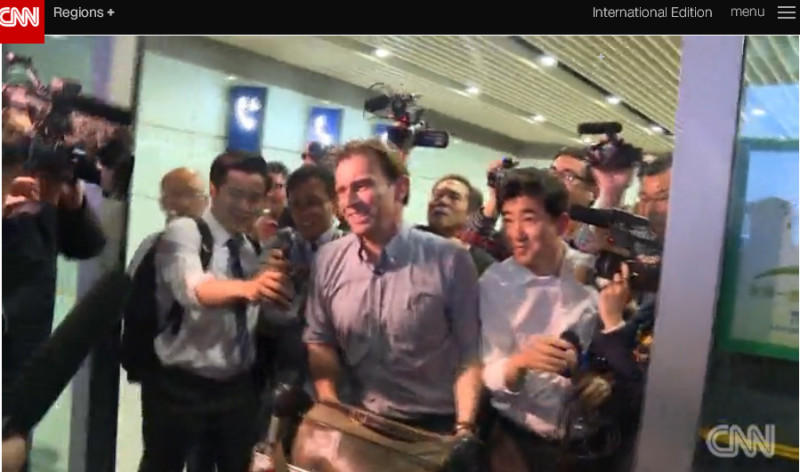 英國BBC朝鮮採訪小組因為採訪朝鮮人民生活，被平壤當局驅逐出境，圖為他們抵達北京畫面。   圖：翻攝CNN