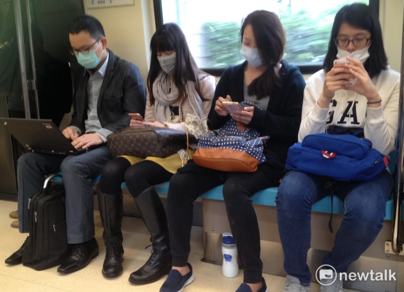 流感疫情肆虐加上空氣汙染嚴重，民眾對於過濾細懸浮微粒PM2.5的口罩需求量大增，預計明年可量產上市。   圖：周富美/攝