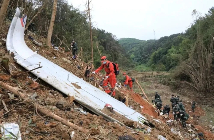 救難人員在中國東方航空波音737客機的墜機現場搜救。   圖 : 翻攝自騰訊網
