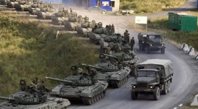 俄軍在烏克蘭首都基輔州連綿64公里的坦克部隊。俄軍有不少坦克被烏軍搶來變成自己武器。   圖：翻攝自環球時報（資料照）
